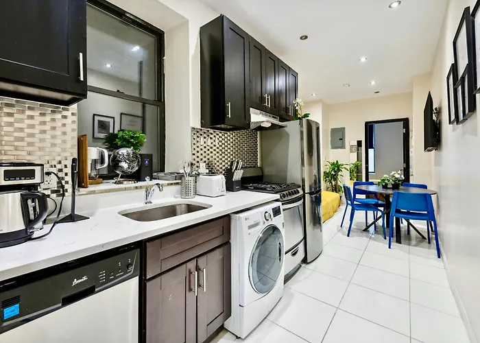 Central & Cozy 2 Bd Apt In Manhattan