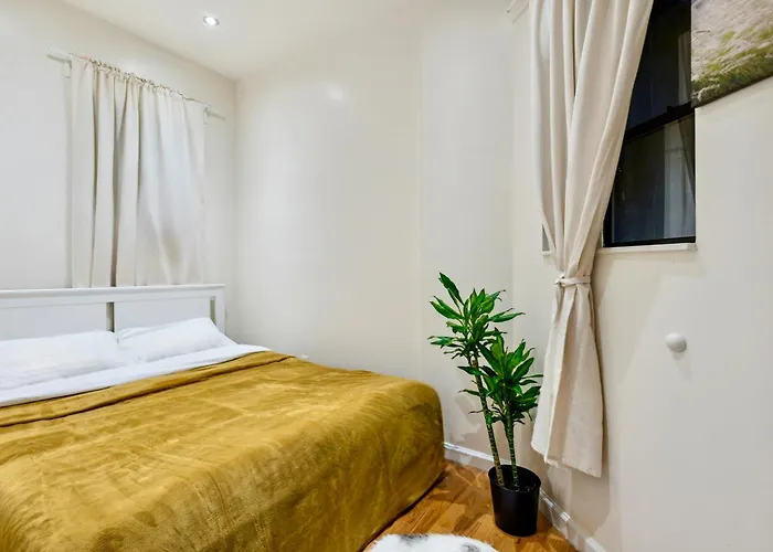 Central & Cozy 2 Bd Apt In Manhattan